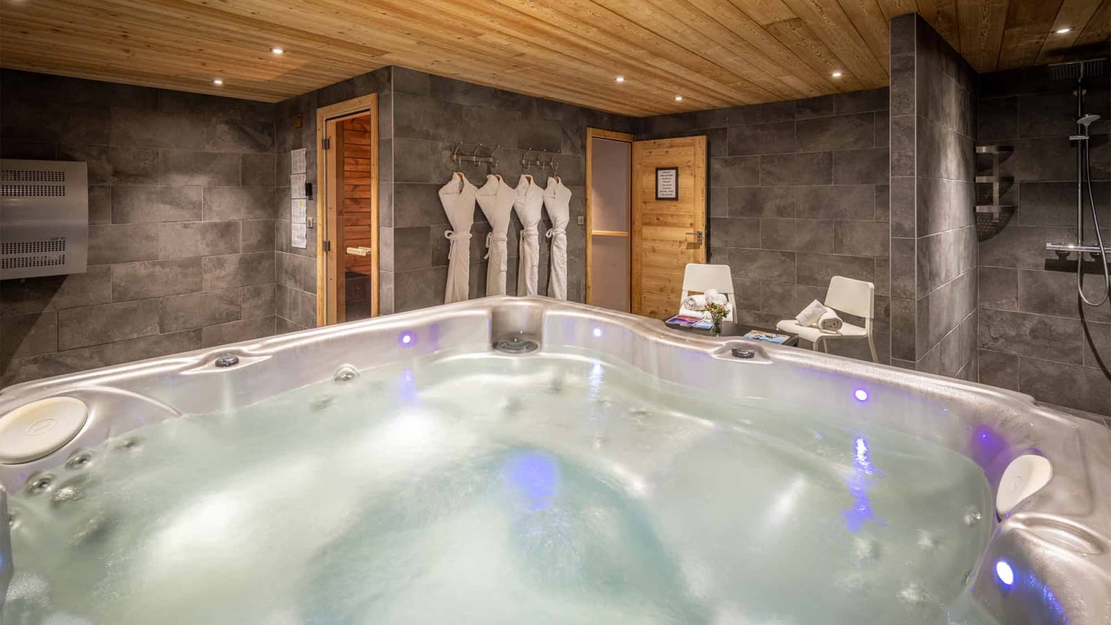chalet-woodpecker-jacuzzi_21835