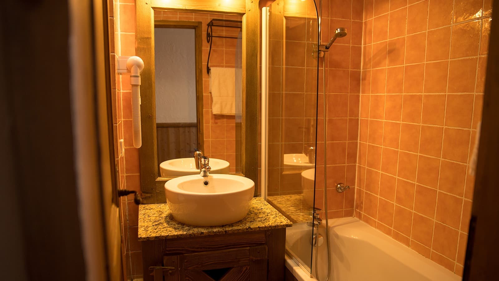 nadyia-bathrroom-3_21140