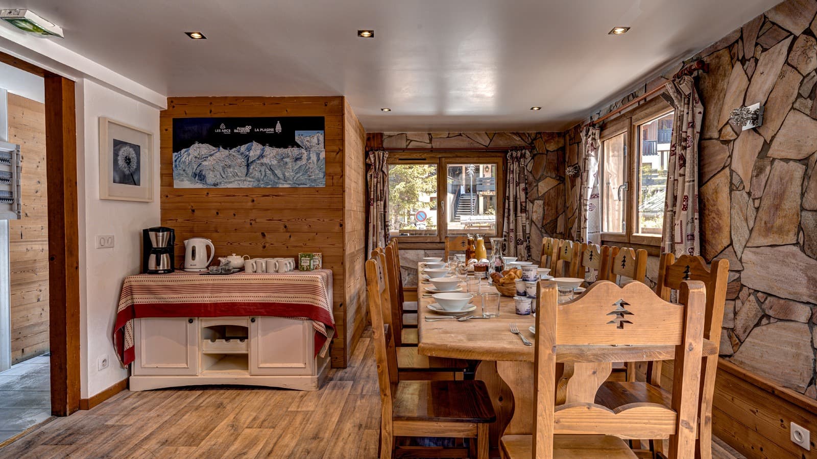 neige-et-soleil-dining-area_2241