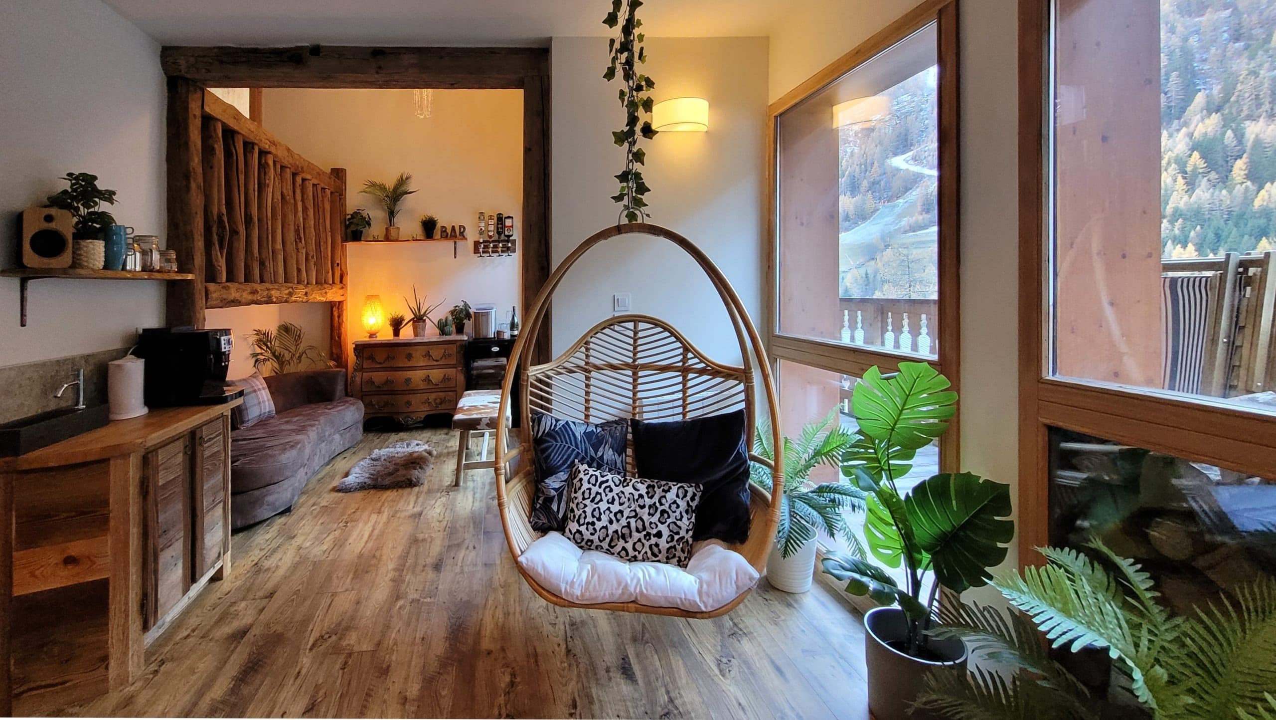 Hanging-chair-and-bar-Indah-scal (1)