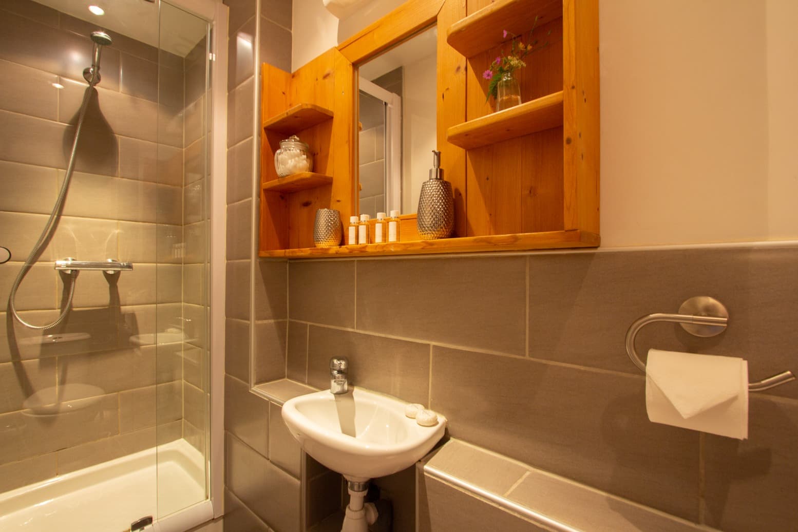 Hattiers-Apartment-1-Upstairs-Ba