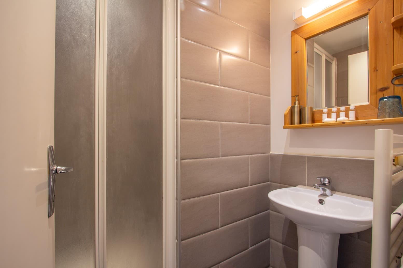 Hattiers-Apartment-2-Bathroom-Do