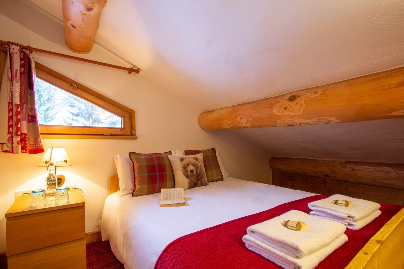 Hattiers-Apartment-2-Bedroom-Roo