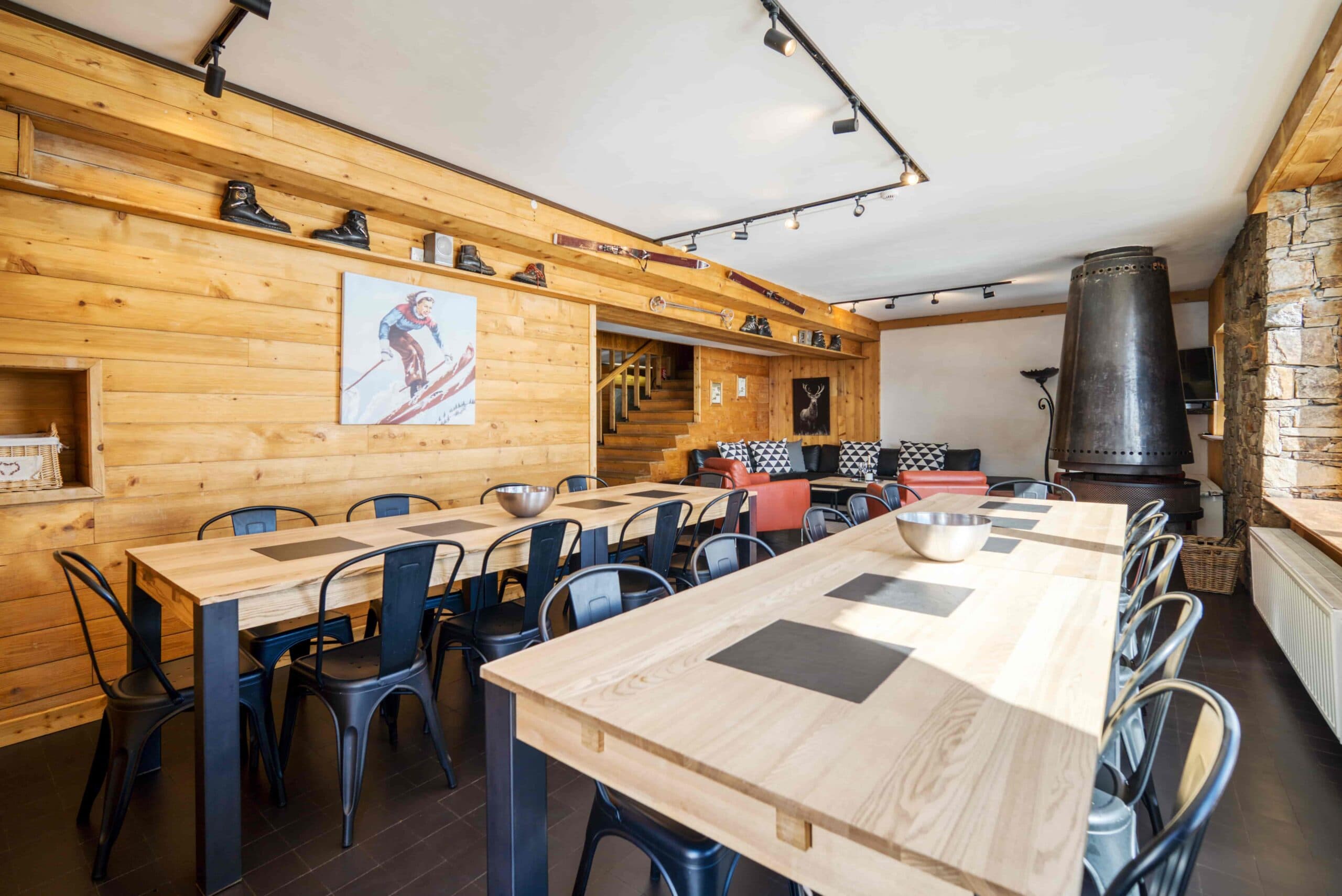 16250684332 Lounge2-min