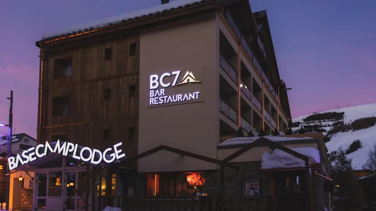 Hotel Base Camp Lodge