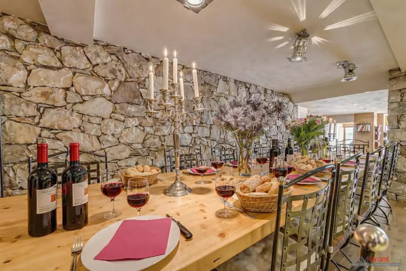 Chalet-Lake-Lodge-Dining-Area-Ed