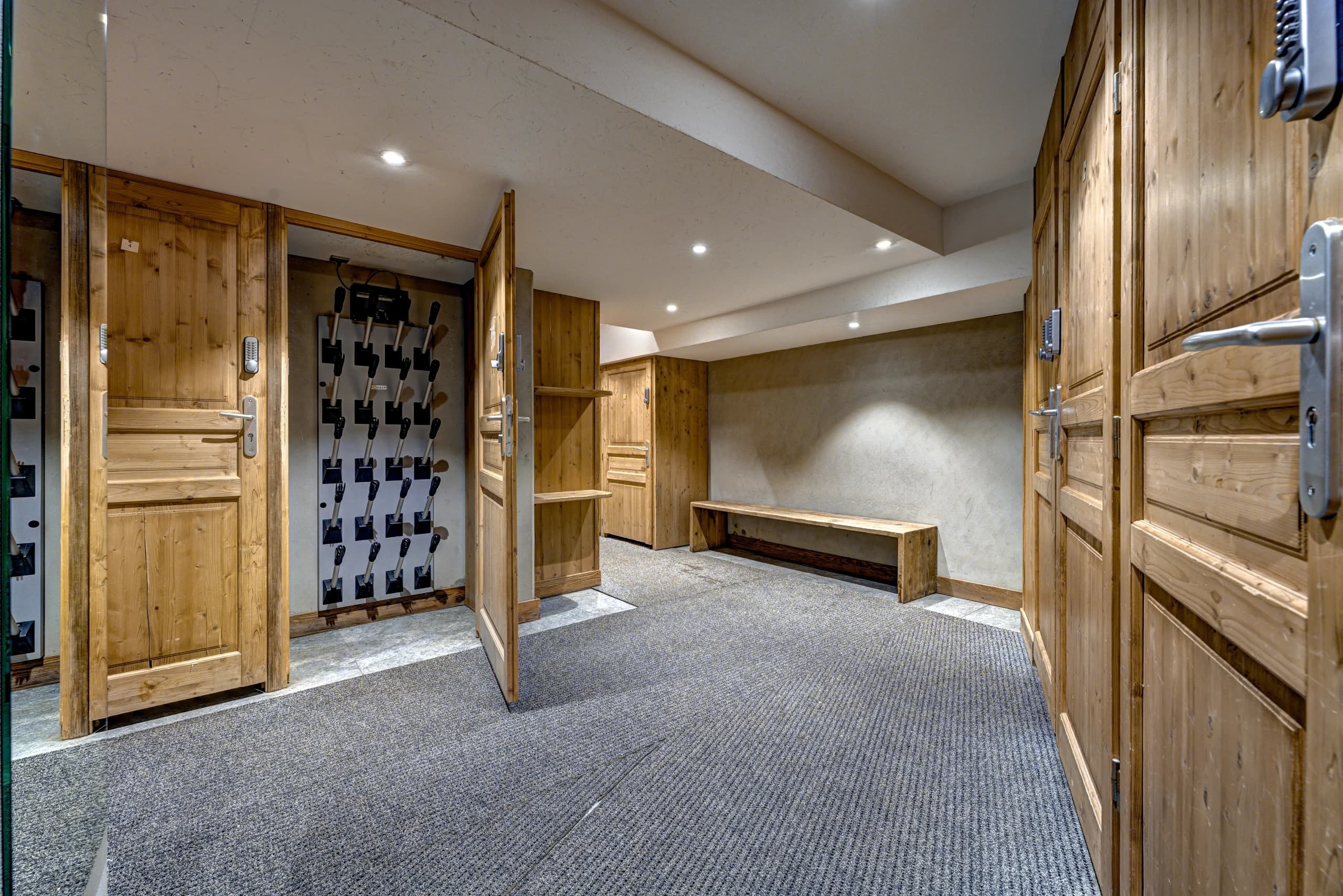 Canadienne-Ski-Locker-1-WEBP-sca