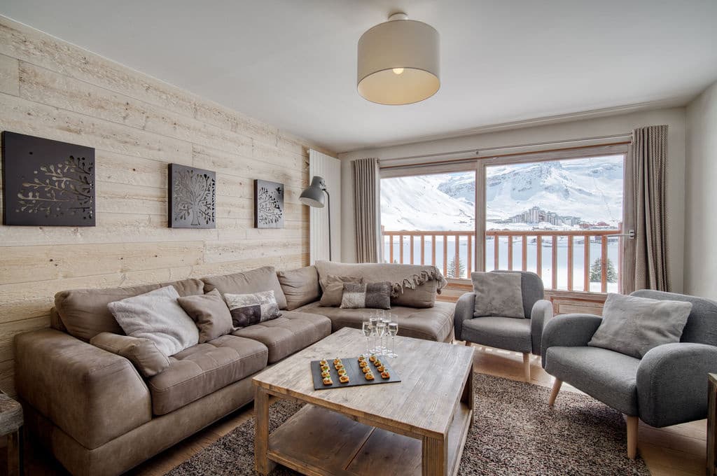 17121539771.LivingRoomwithview
