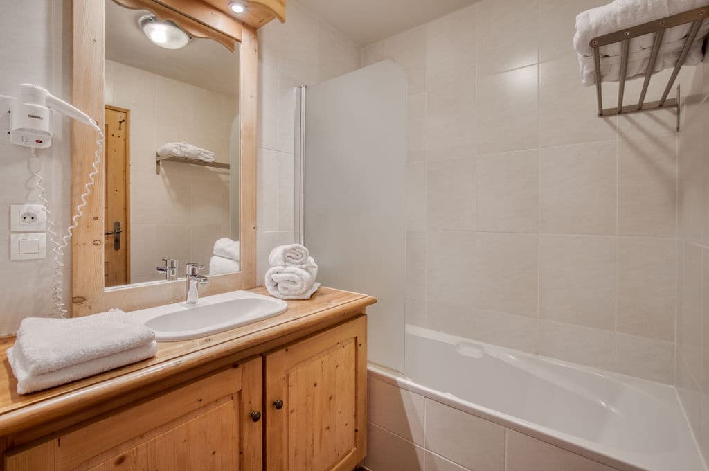 17121582555.Ensuitebathroom