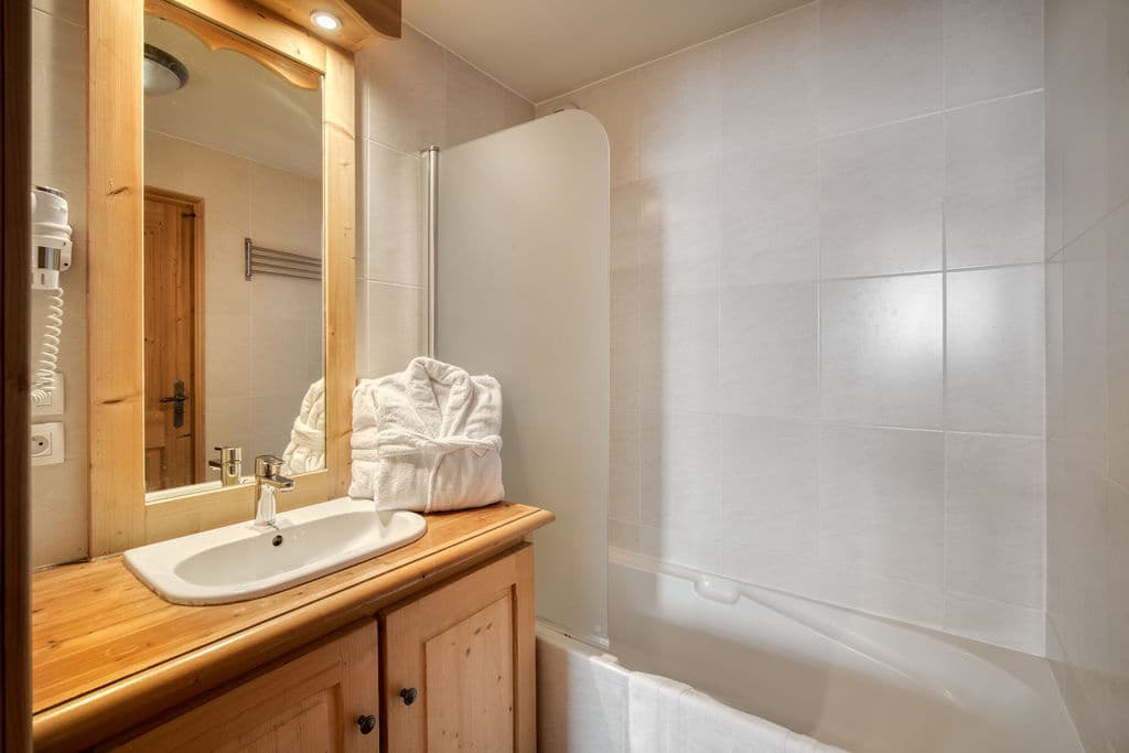 17121645627.Bathroom1