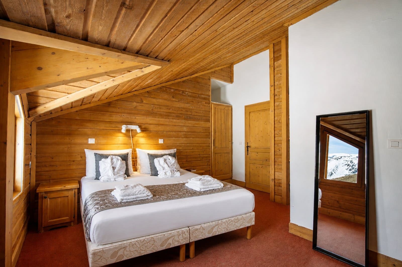 1777633995chalet_bedroom_web