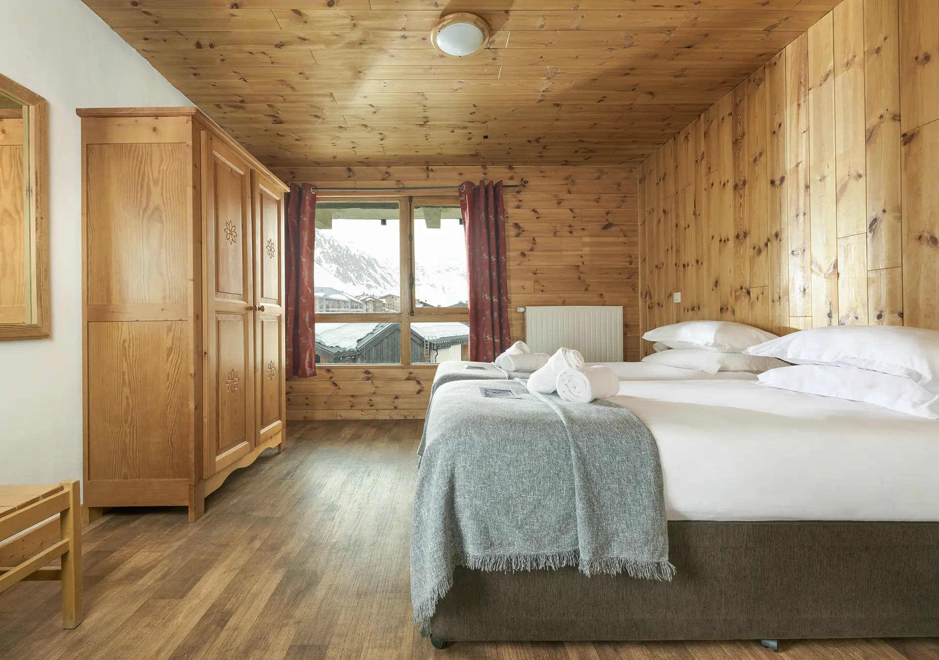 CHALET-ALASKA-BEDROOM-web-2