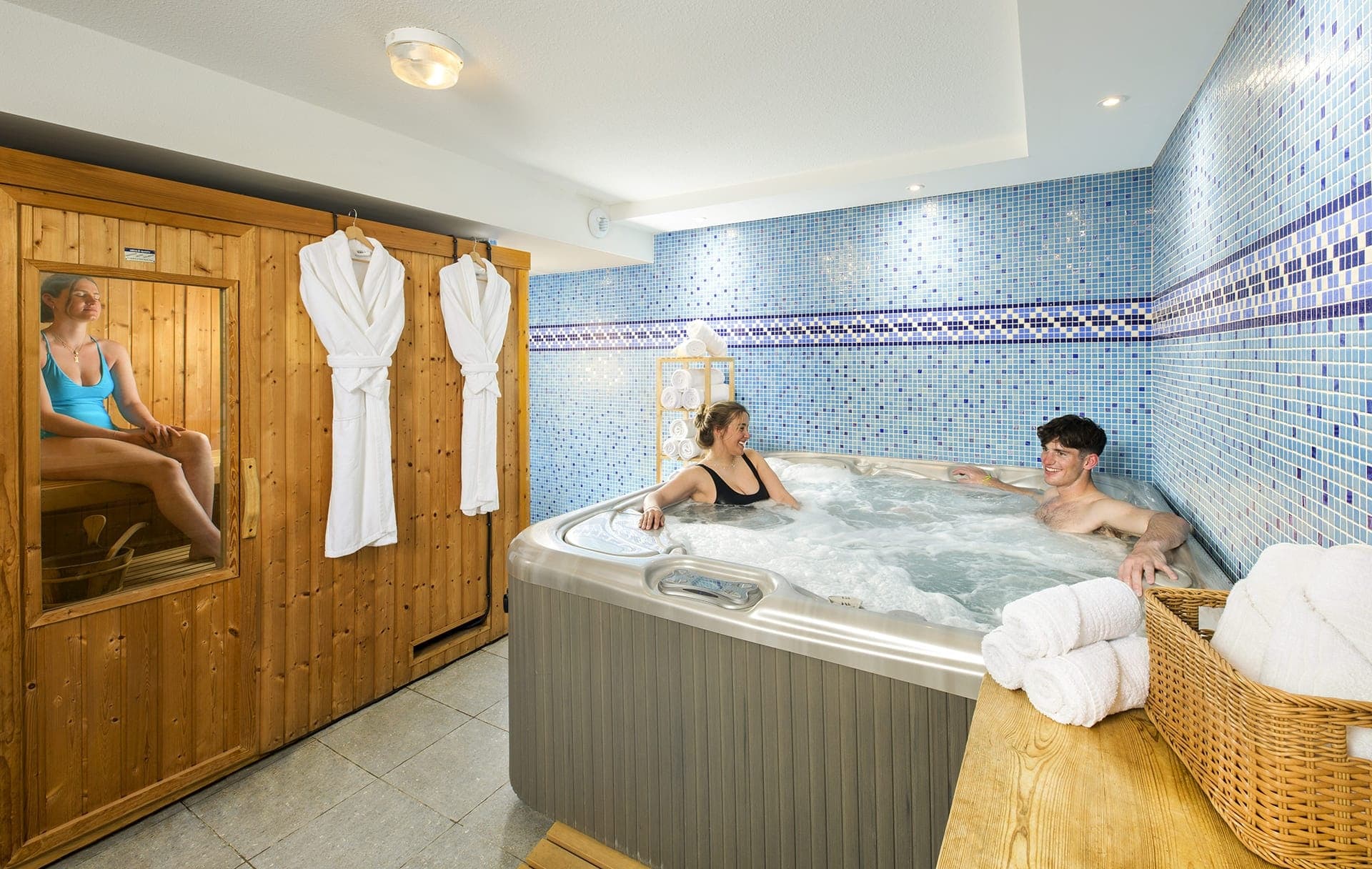 CHALET-CAMILLE-HOT-TUB-web-1-1
