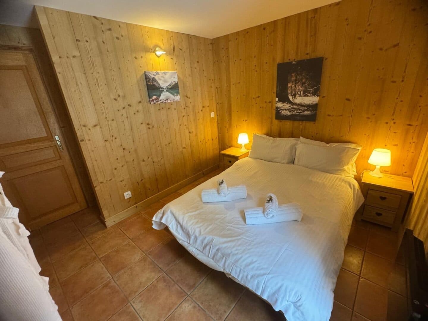 FLO_ROOM1-1