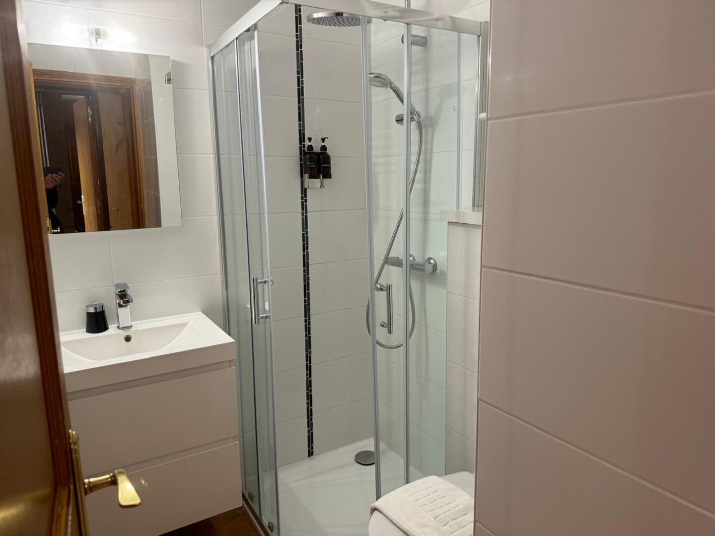 FLO_ROOM1BATH-1