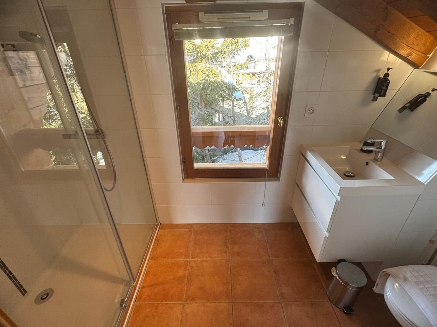 FLO_ROOM5BATH-1