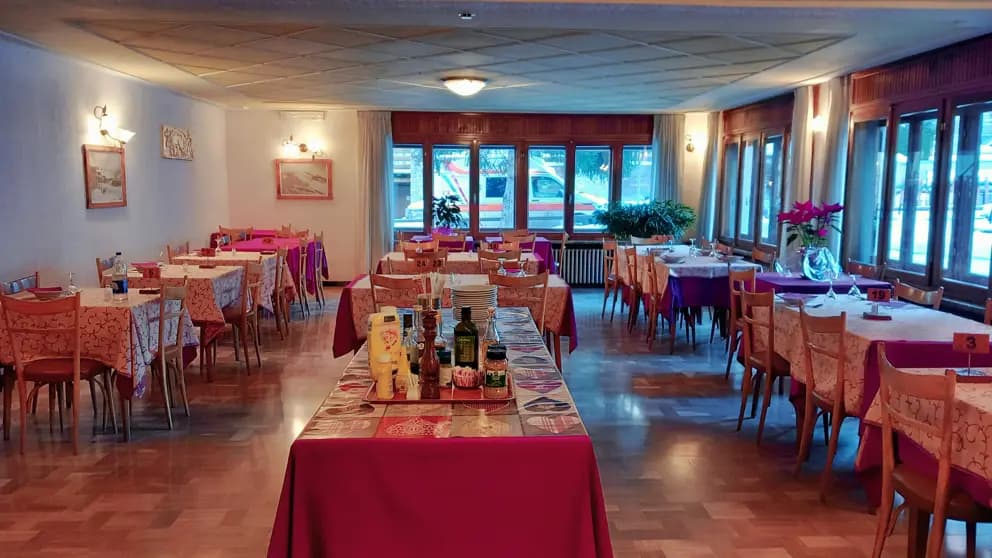 villa-cary-dining-area-w992