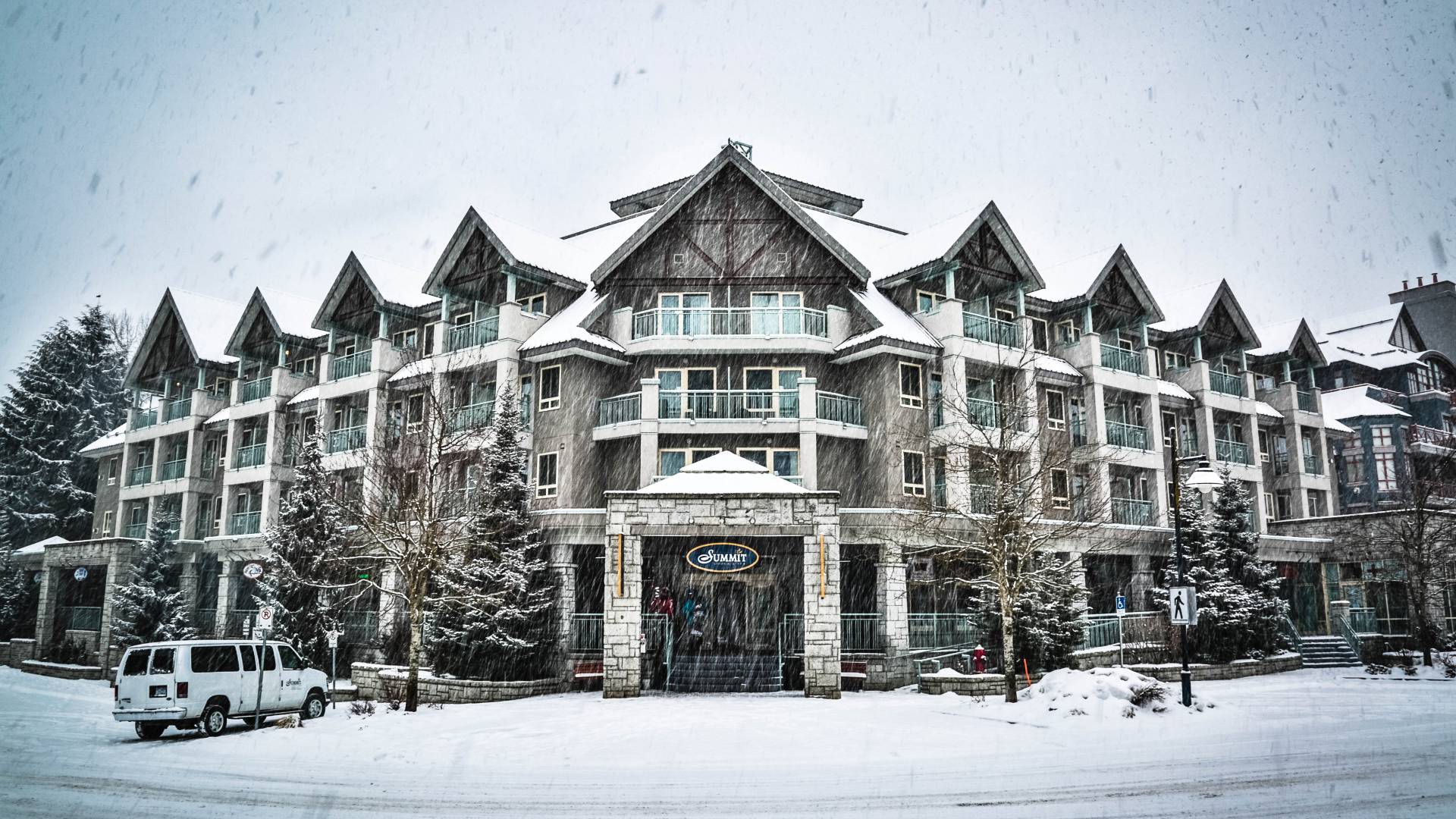 Summit-Lodge-Boutique-Hotel-Whistler-External-1920x1080