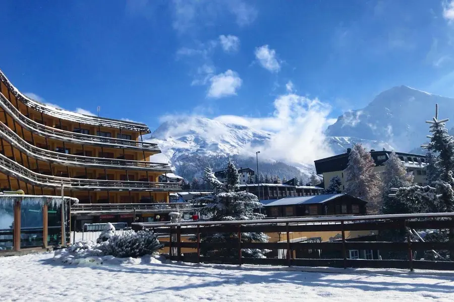 inghams_italy_milky_way_grand_hotel_sestriere_exterior_2-w1200